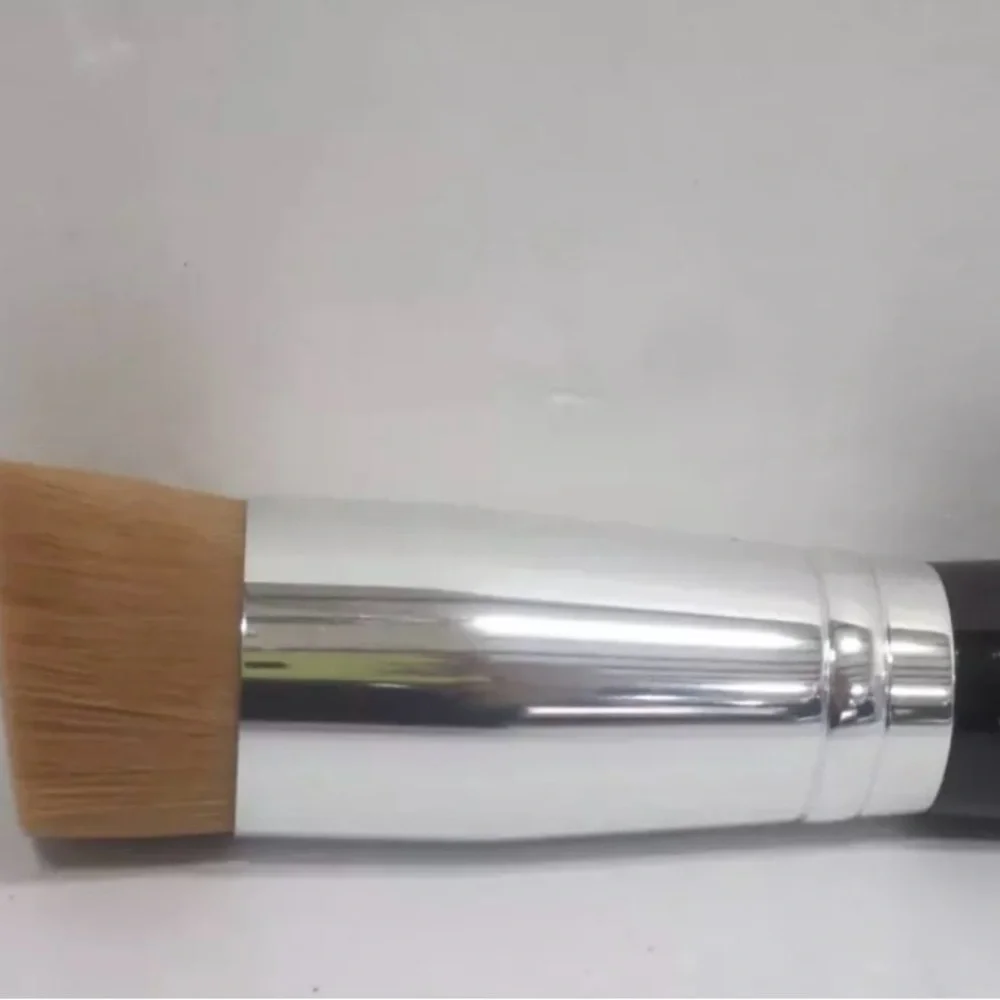 Laura Geller angled liquid foundation brush, New/No Box